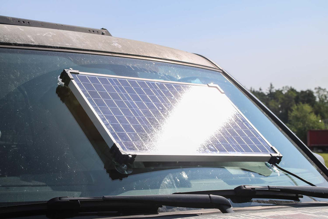 Akkubox mit verschiedenen Anschlüssen, mit Solarpaneel